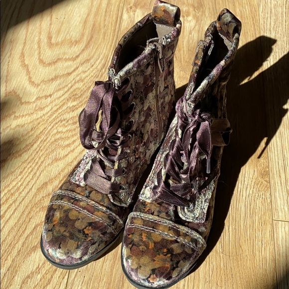 Girls Boots sz 1